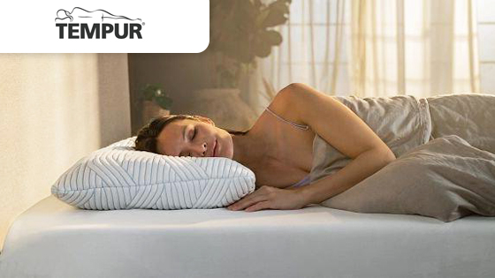 donna che dorme sul letto e logo Tempur